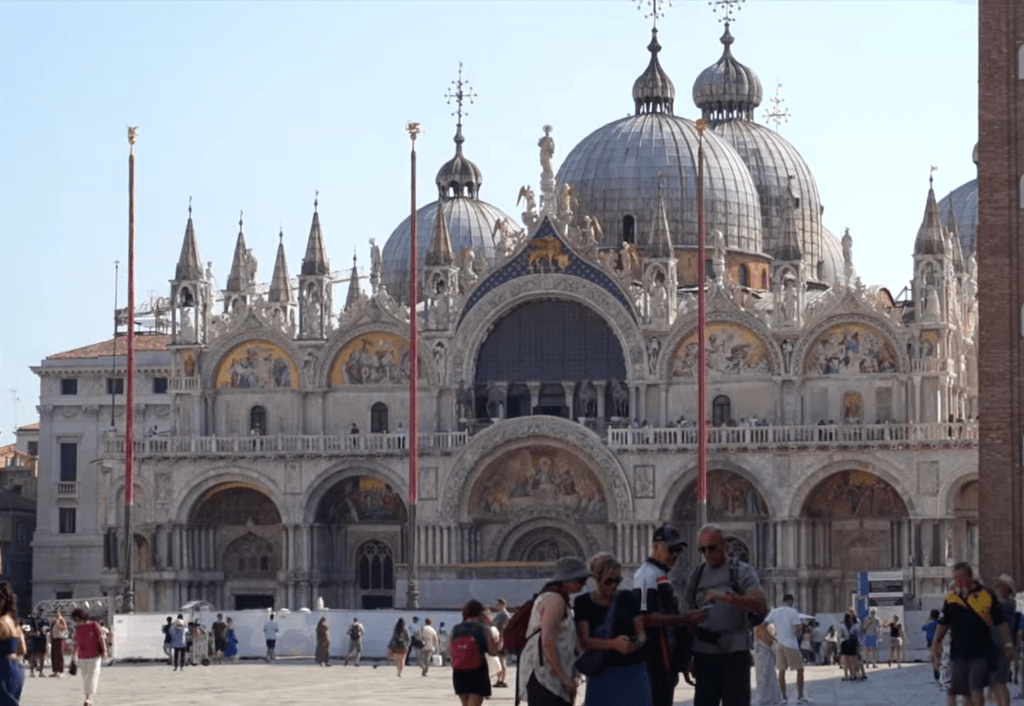 The enormous domes seen from the exterior are only made of thin wood and lead