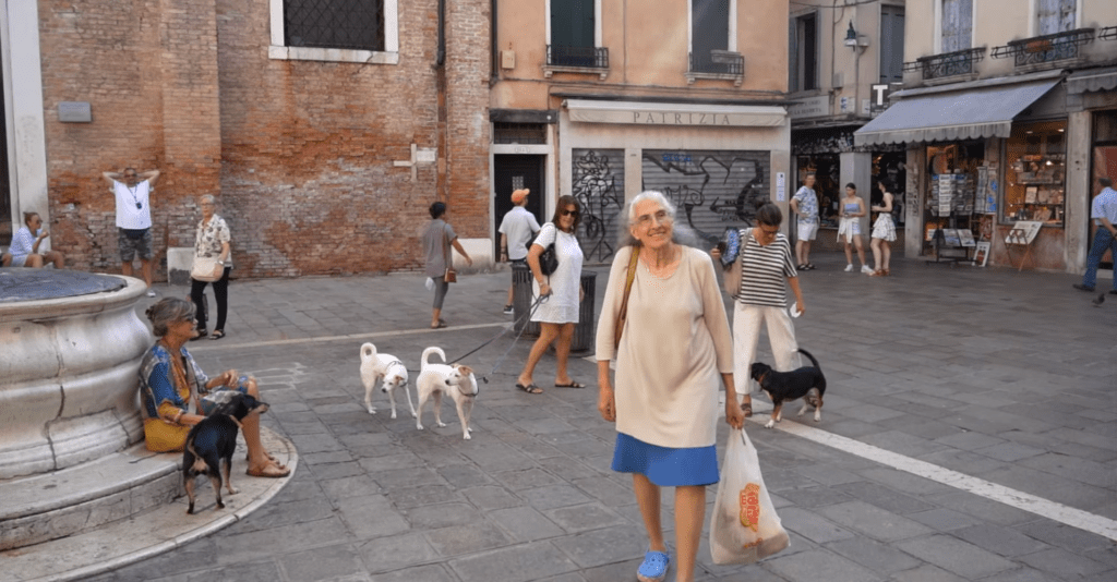 The best times to quietly tour the major attractions in Venice are early mornings and late evenings.